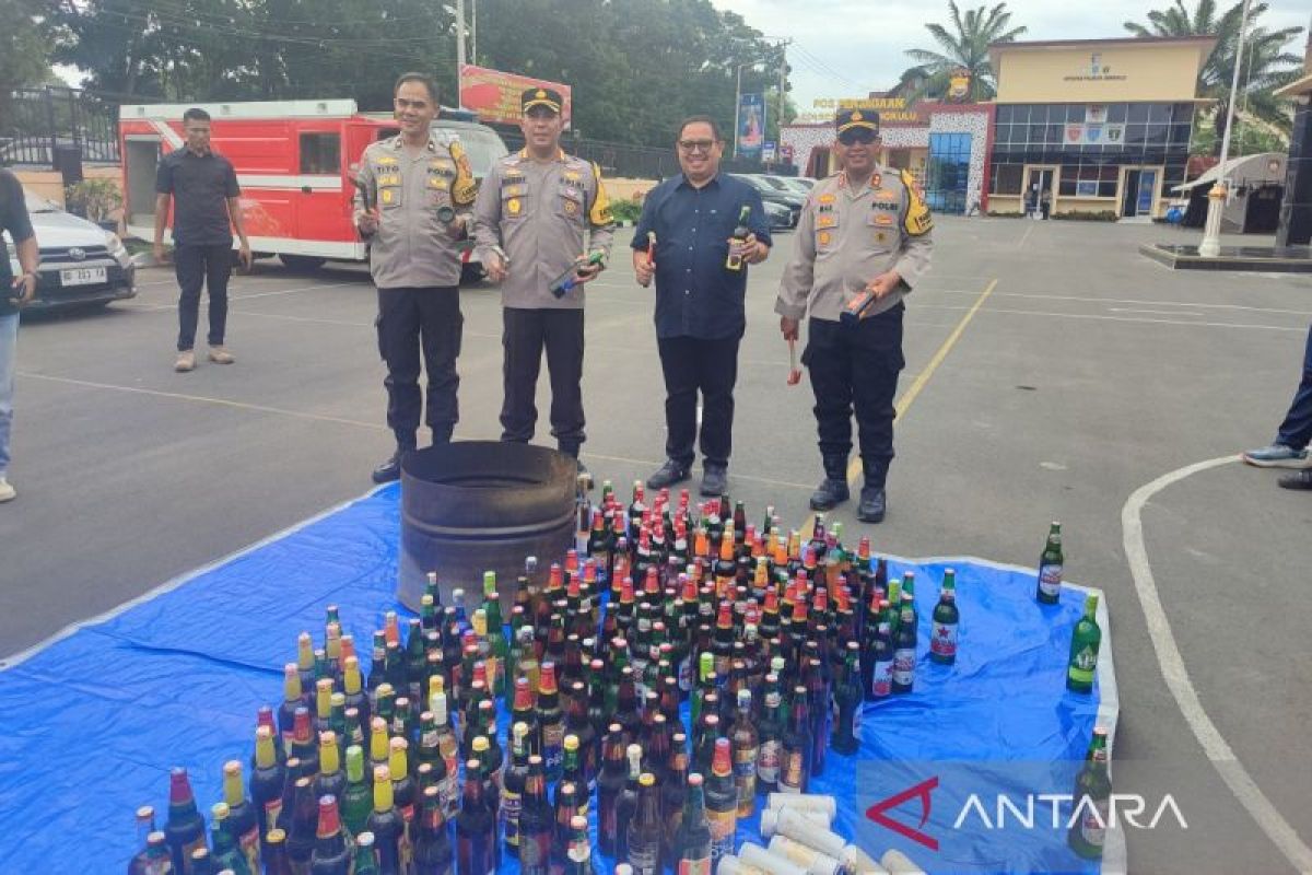 Polresta Bengkulu musnahkan 1.235 botol miras dan 605 liter tuak