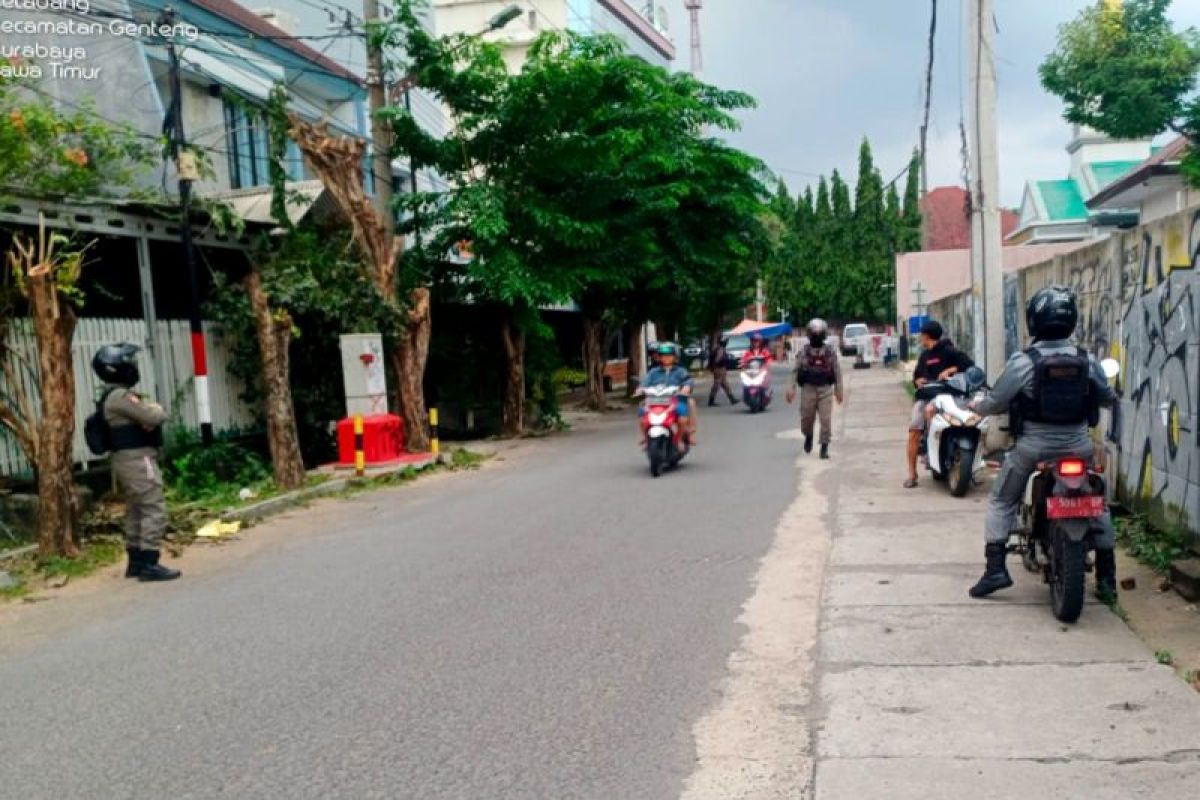 Satpol PP awasi pemburu koin jagat rusak fasum Surabaya