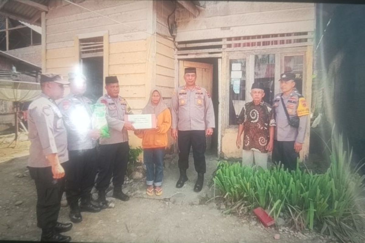 Polres Pasaman Barat salurkan paket sembako ke warga kurang mampu