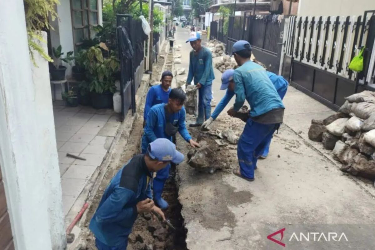 Jakpus lakukan pengerukan saluran untuk cegah banjir