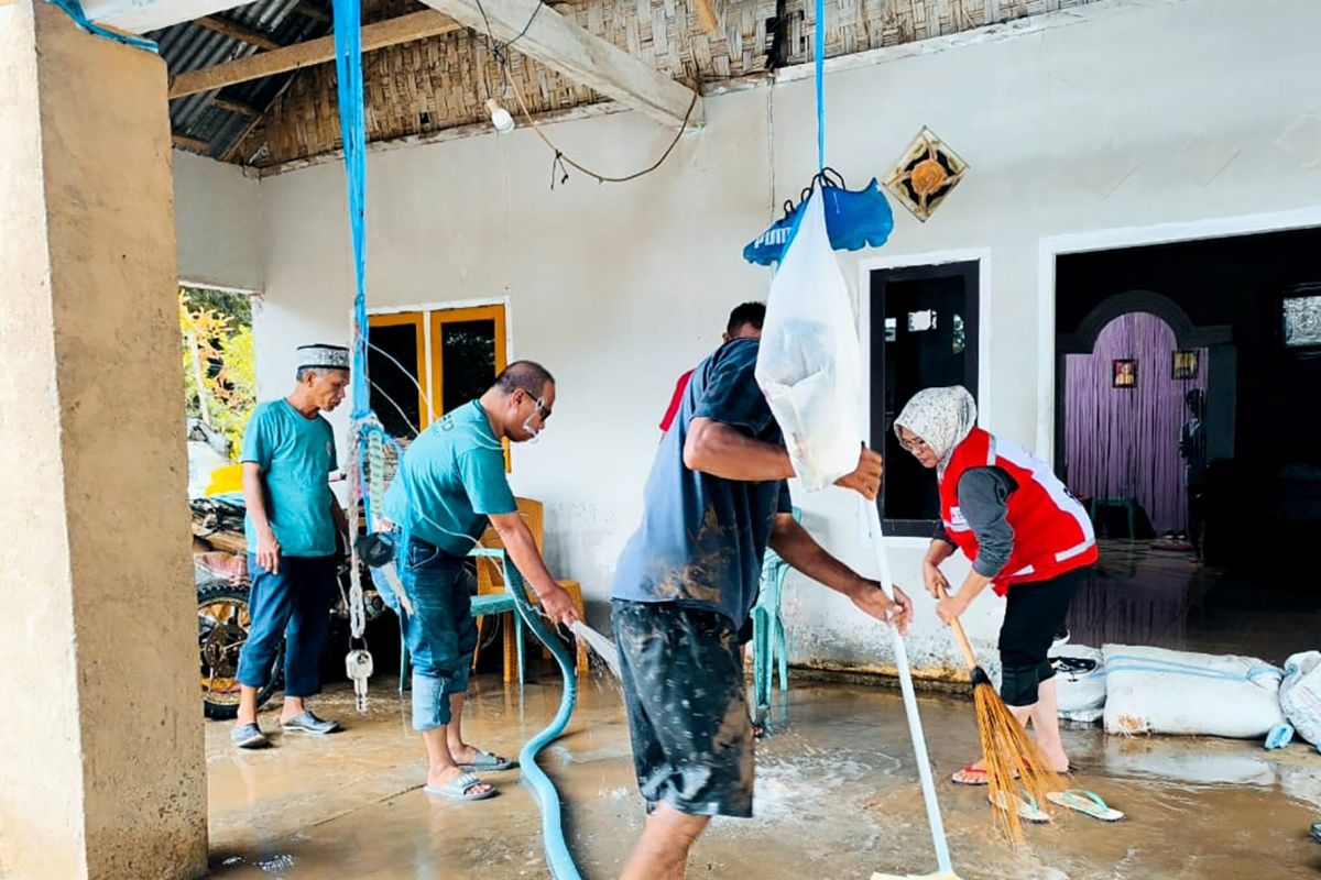 PMI Bone Bolango bantu bersihkan rumah korban banjir