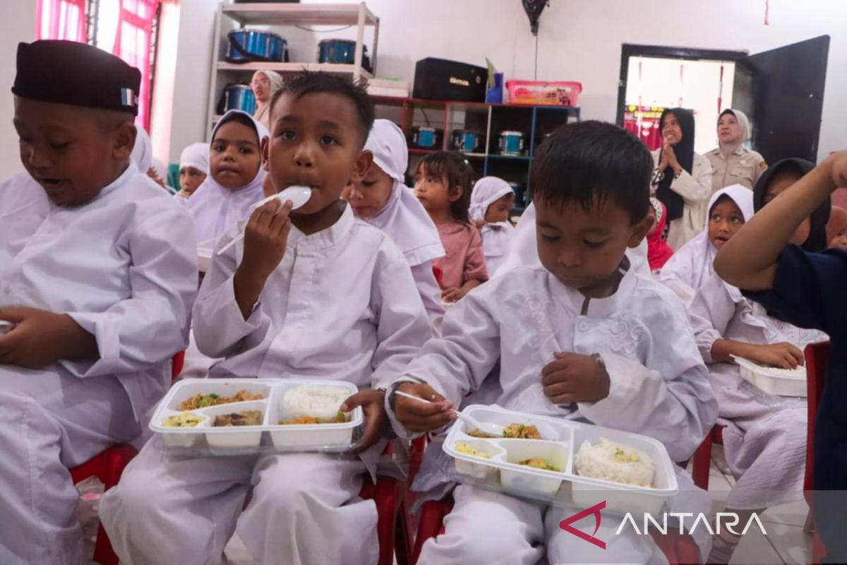 Polresta bagikan MBG kepada murid TK di Kendari