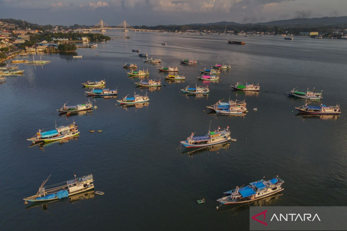 Kapal nelayan di Teluk Kendari