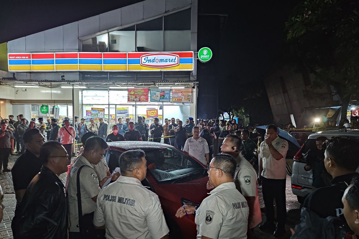 Rekonstruksi titik pertama penembakan bos rental di depan Indomaret