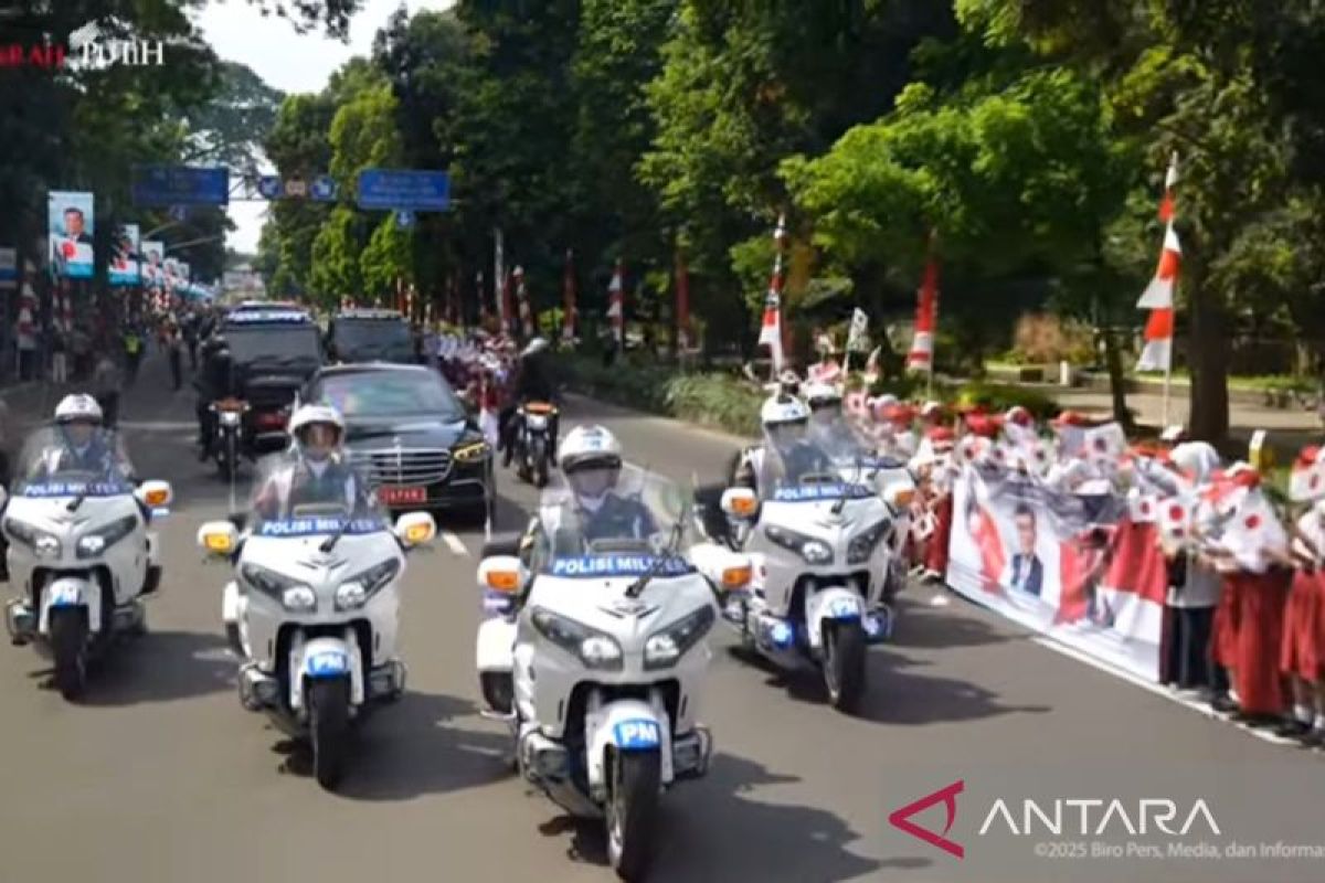 PM Jepang membawa pulang oleh-oleh 5 spanduk penyambutannya di Indonesia