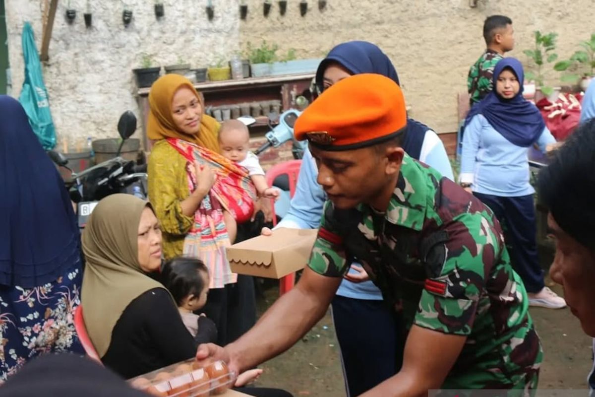 Wing Komando Kopasgat TNI AU bagikan paket sembako dan makanan kepada warga