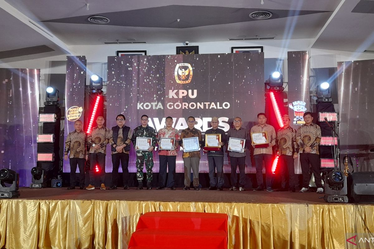 KPU Kota Gorontalo serahkan Anugerah Pemilihan Tahun 2024