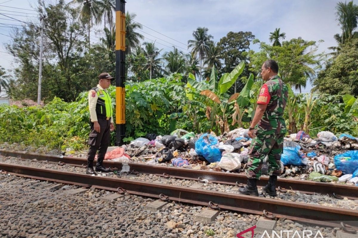 KAI Sumbar ingatkan masyarakat tidak buang-bakar sampah di rel kereta