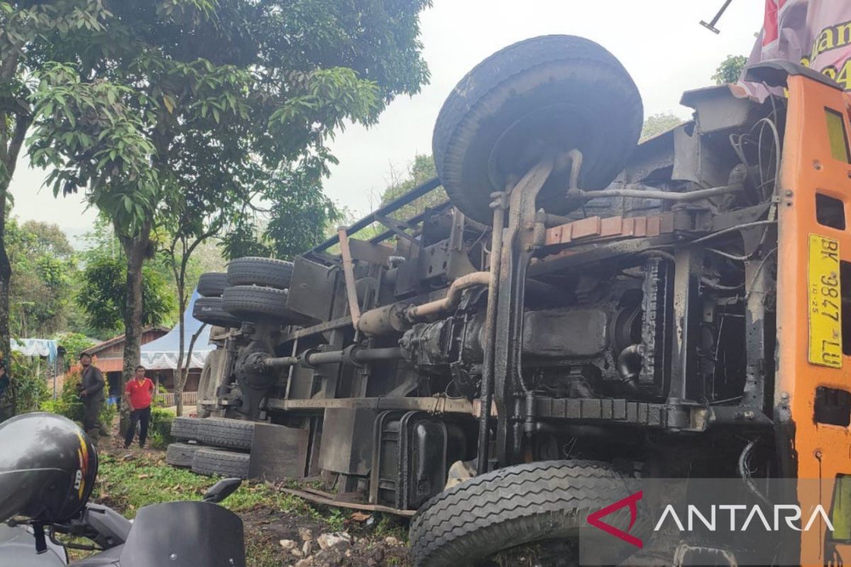 Kecelakaan tunggal di Tapsel, Truk Fuso terbalik akibat rem blong