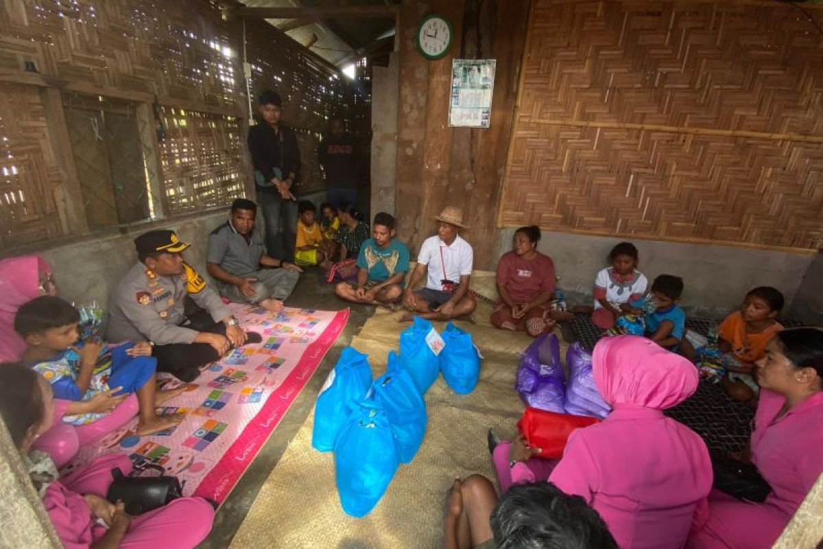 Bhayangkari Polres Matim bantu bansos kepada keluarga korban KDRT