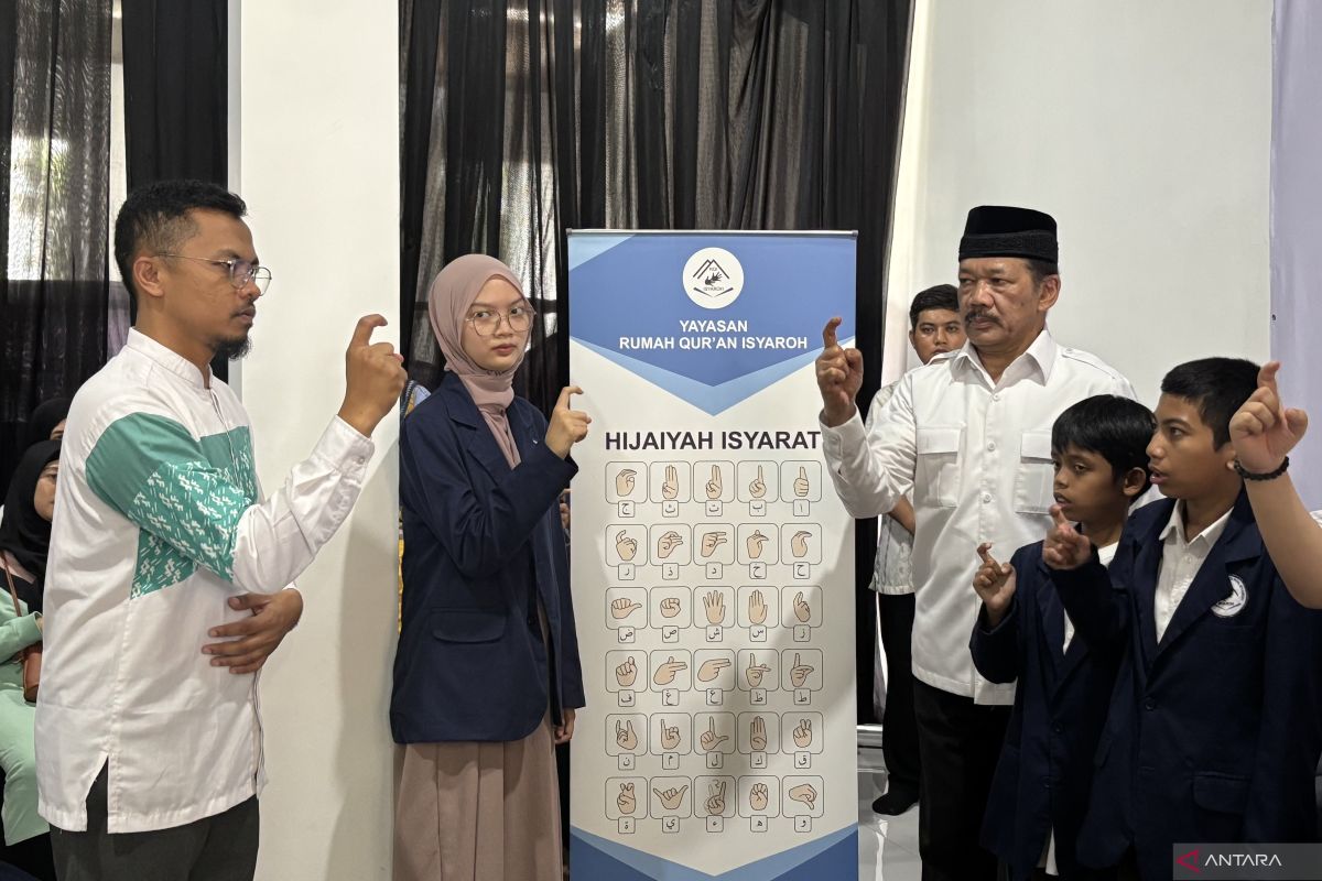 Baznas Awards Scholarships to 60 Deaf Students in Bandung for Quran Education