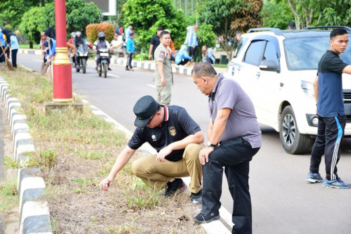 Pj Bupati Banyuasin pimpin gotong royong di keramaian Kota Pangkalan Balai