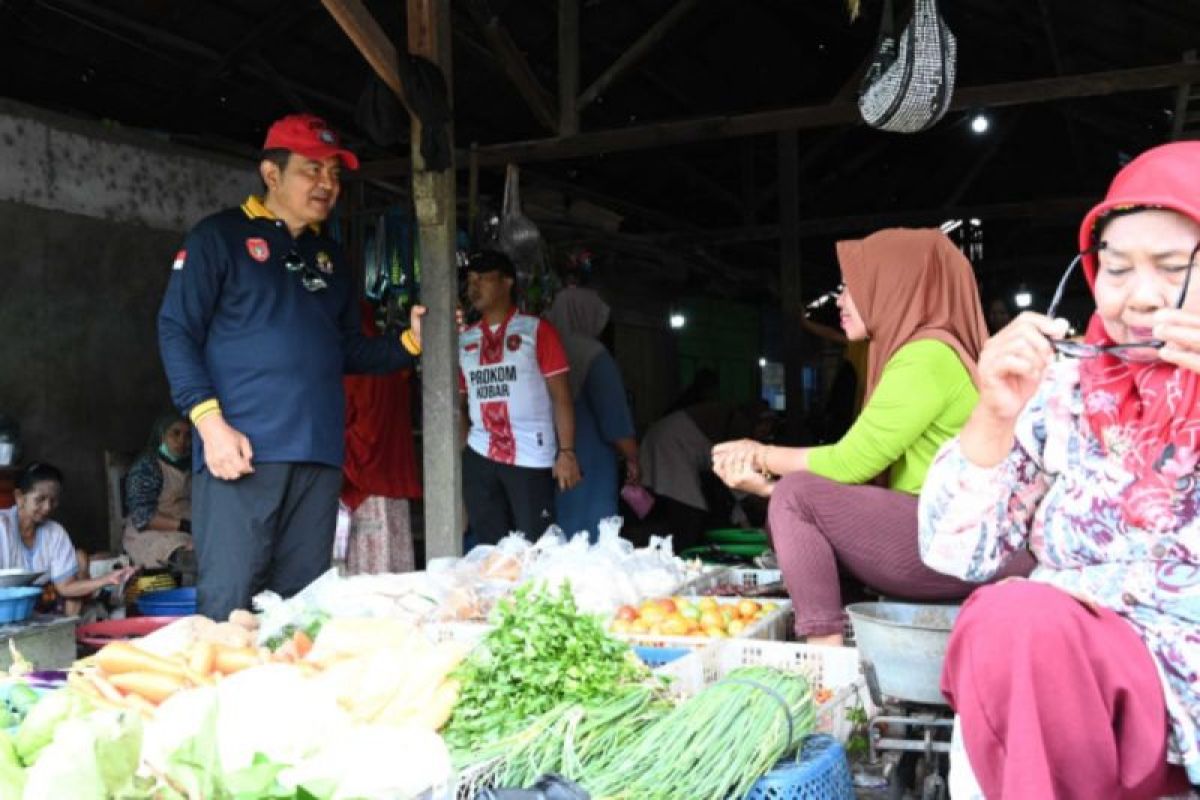 Penjabat Bupati Kobar pantau harga bahan pangan di Pasar Cempaka Kumai