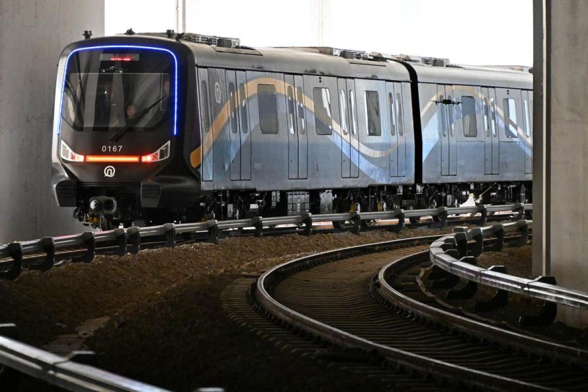 China luncurkan kereta metro serat karbon hemat energi