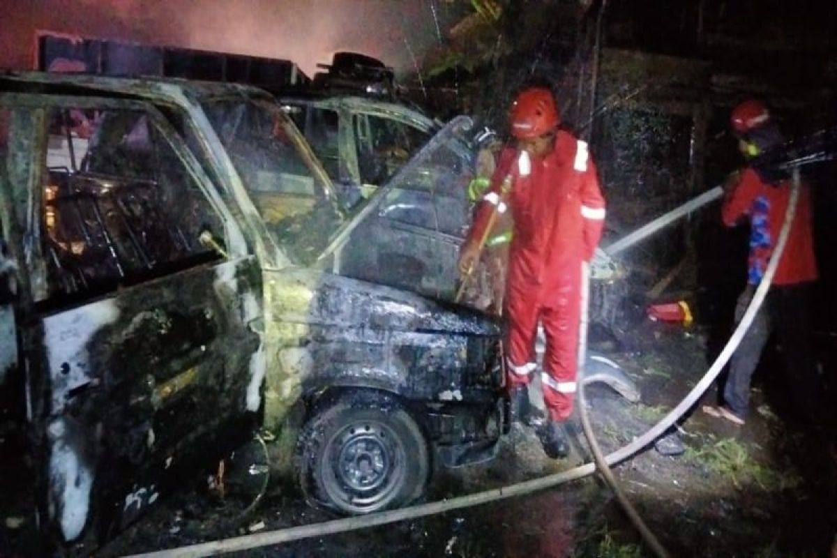 Kebakaran di Palangka Raya hanguskan tiga mobil