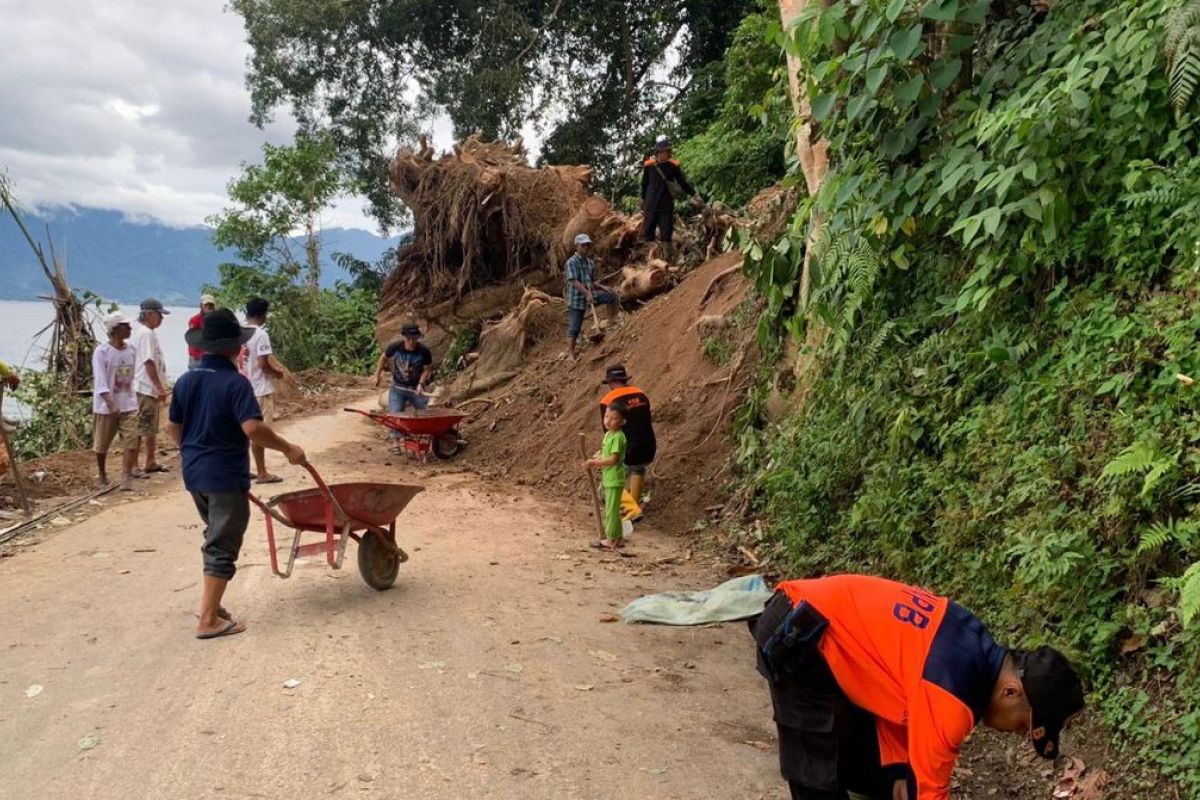 Alat berat dikerahkan bersihkan material longsor di Agam