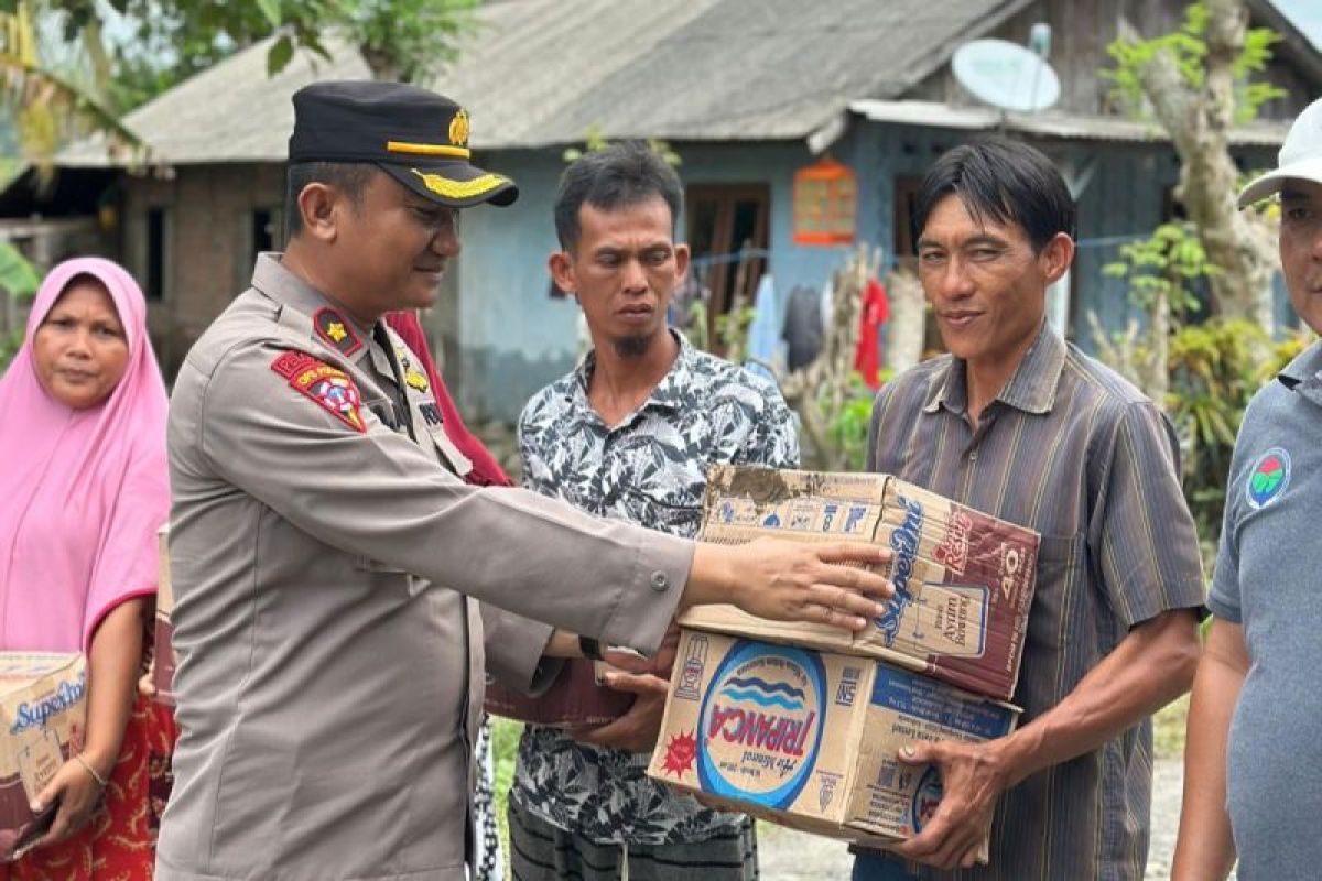 Puluhan keluarga terdampak banjir  di Pesisir Barat Lampung