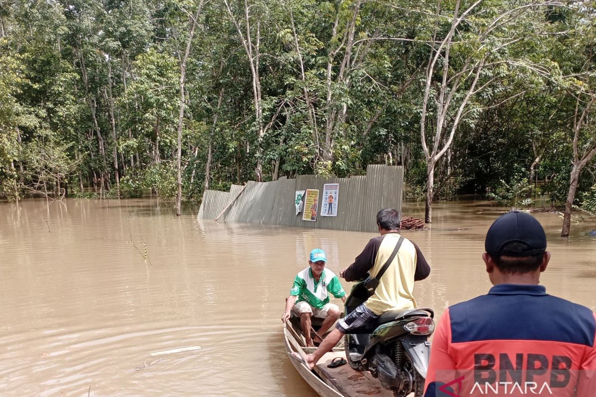 BPBD Muara Enim kerahkan  perahu bantu aktivitas korban banjir