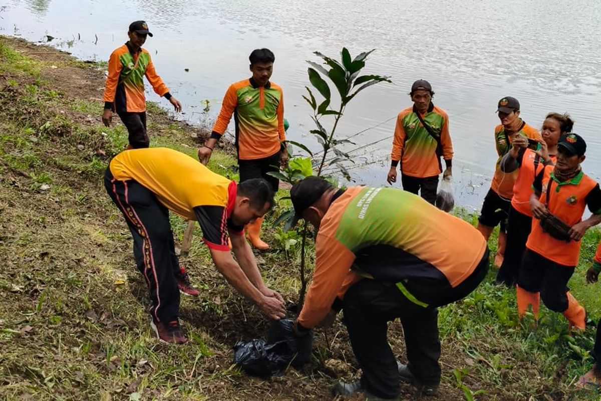 Polrestro Jaktim tanam pohon buah untuk dukung ketahanan pangan