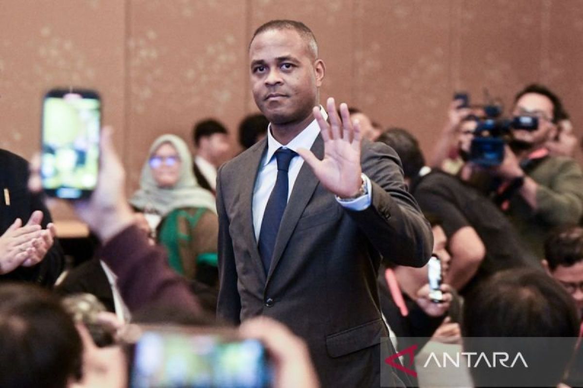 Kluivert eager to develop Indonesia’s football talent, says minister