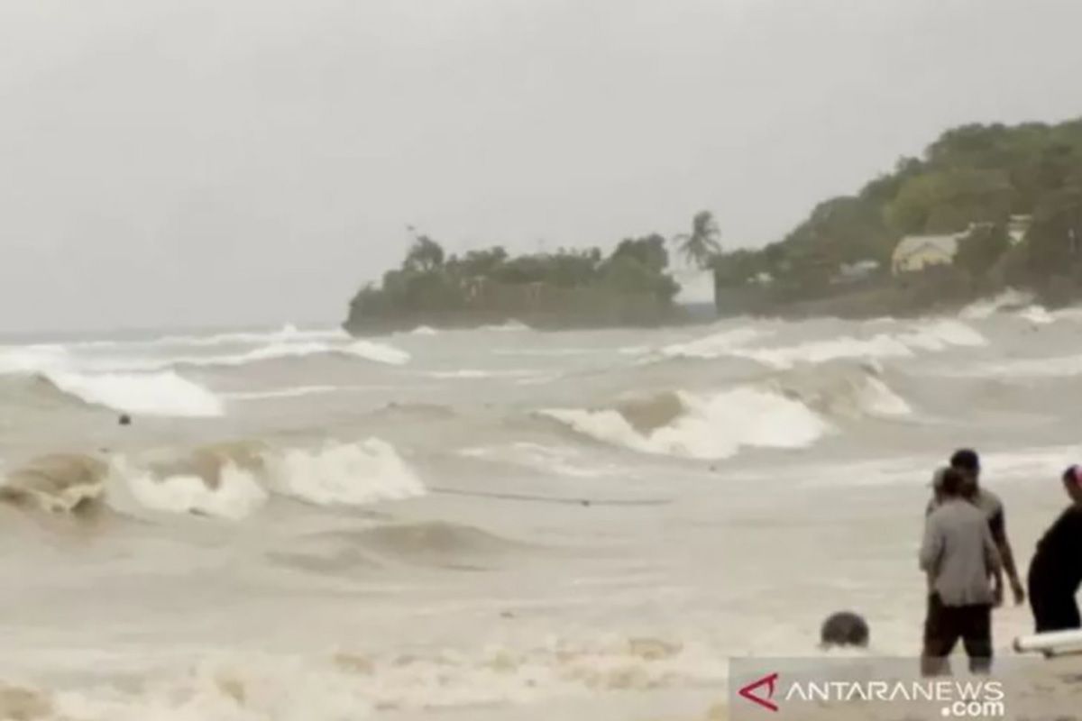 Waspadai gelombang tinggi laut NTT capai 2,5 meter