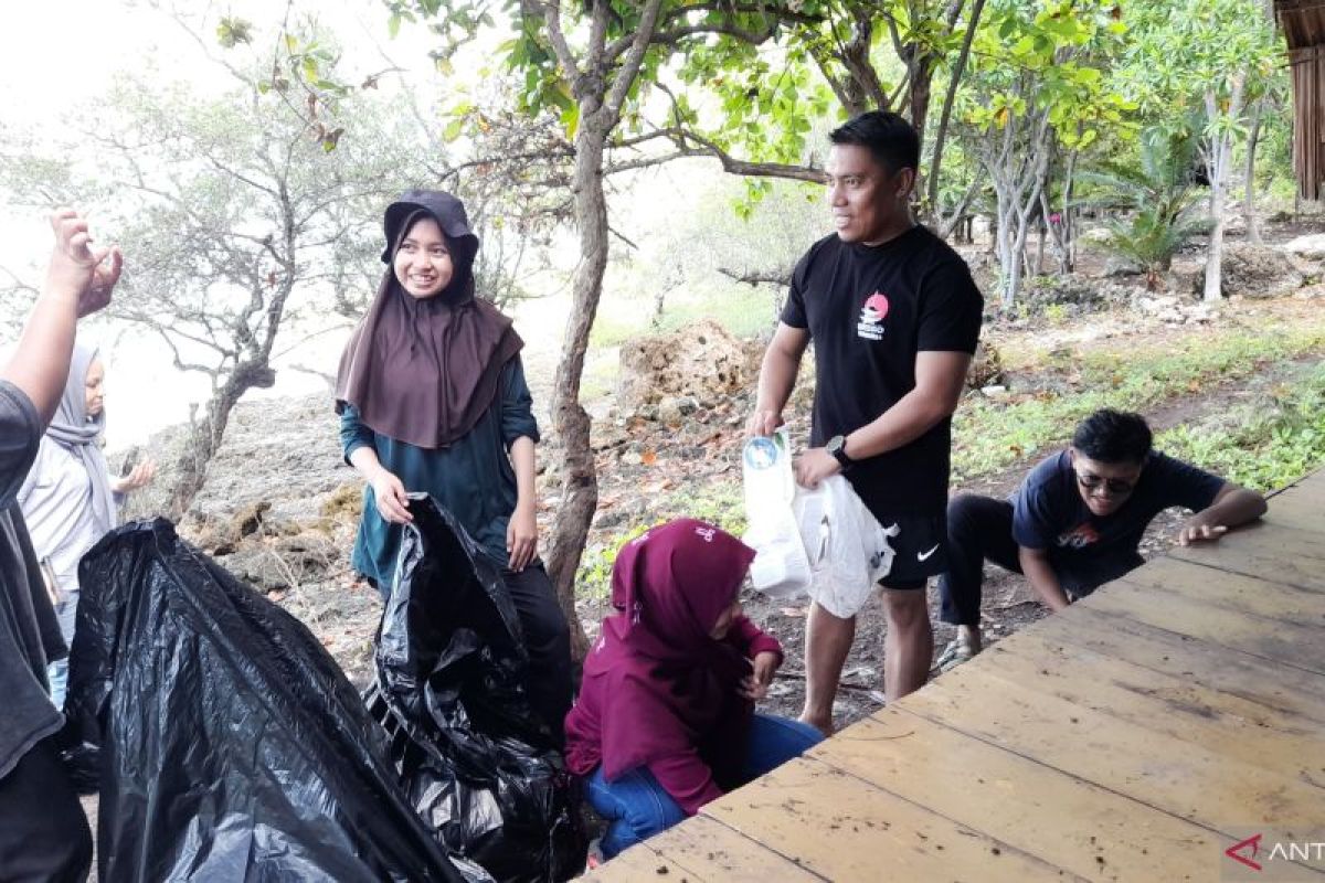 Disparpora Bone Bolango gelar aksi bersih Pantai Oluhuta