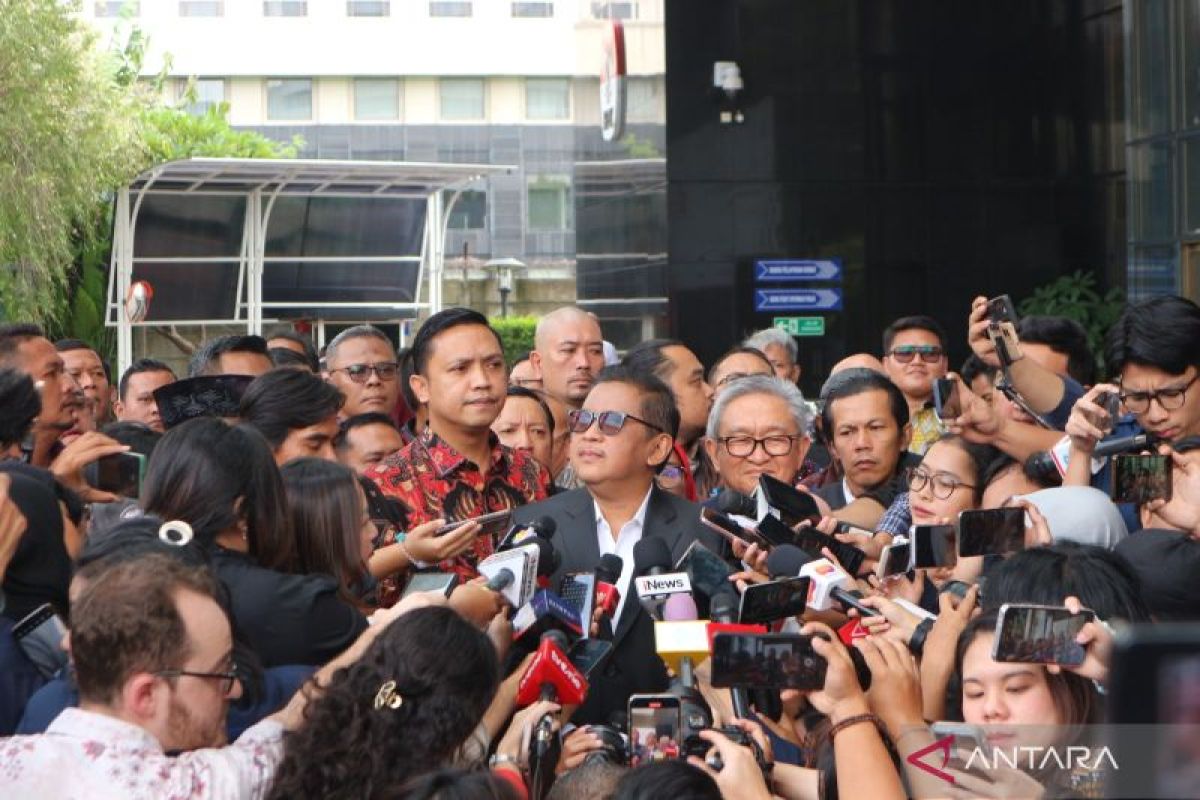 Hasto minta kader dan simpatisan PDI tetap tenang