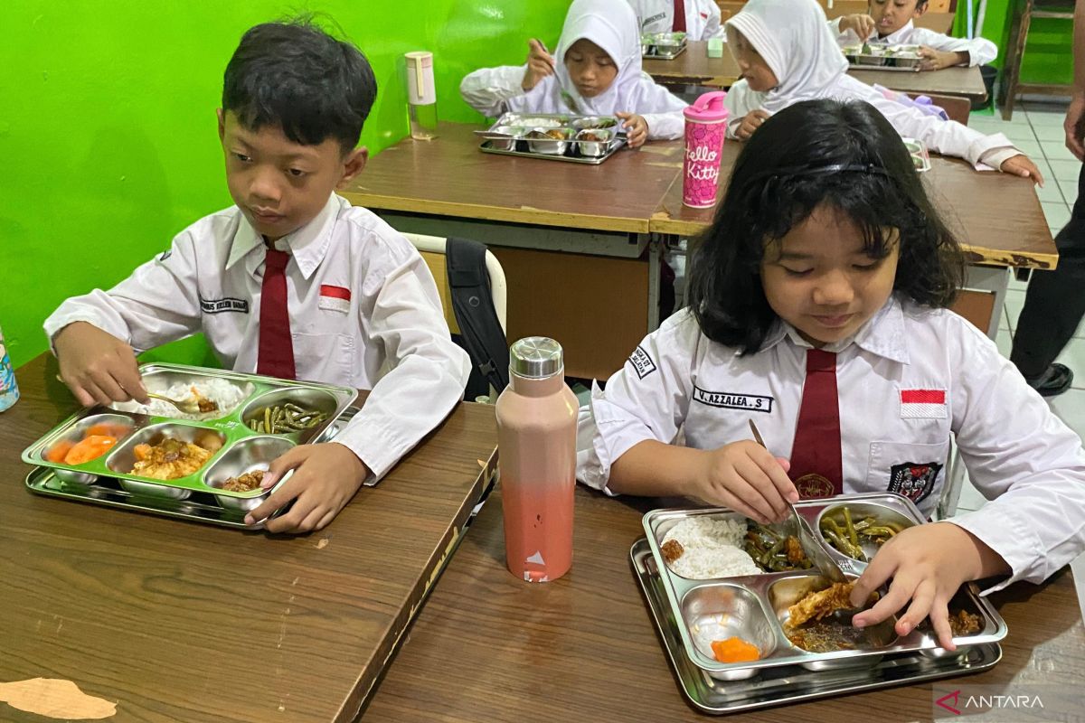 Siswa SDN Bangka 01 Pagi menyantap dengan lahap makan bergizi gratis