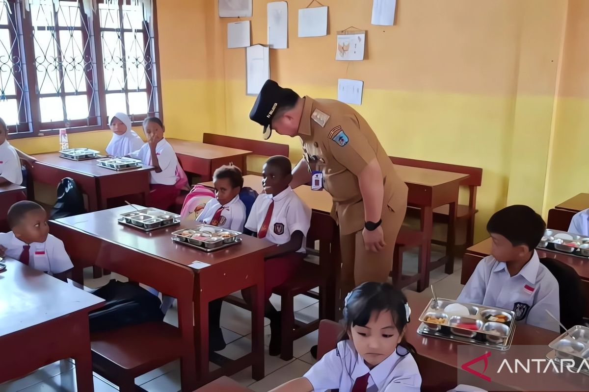 Pemkot Sorong mulai salurkan MBG kepada 3.349 sisiwa