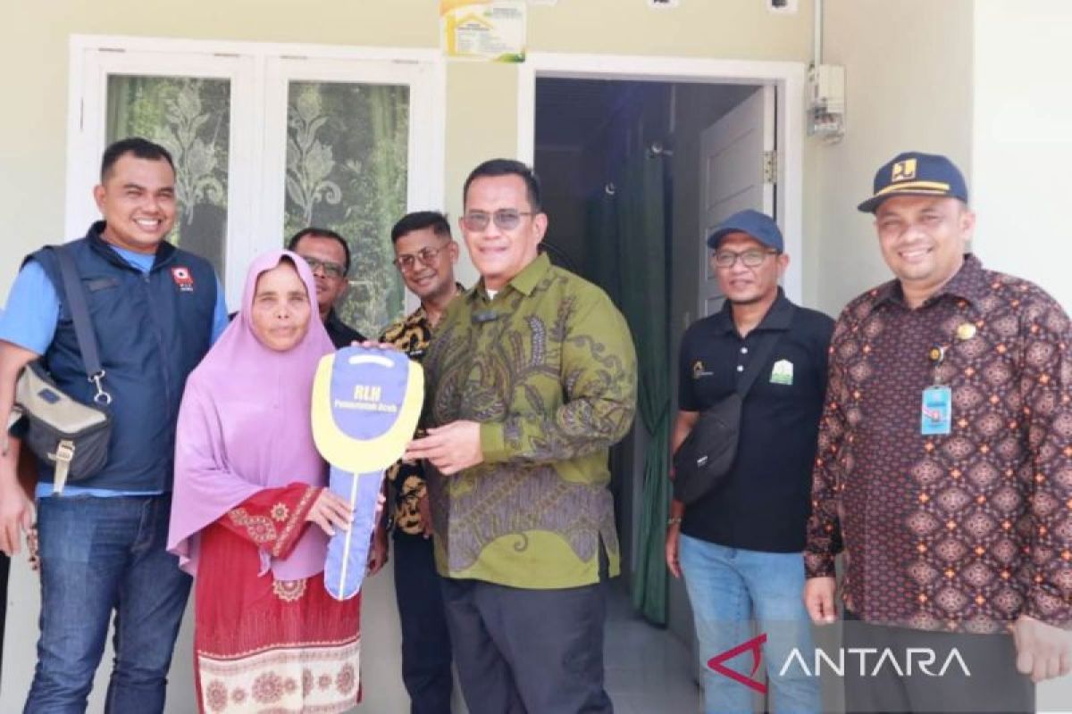 Pemkab Pidie Jaya serahkan 135 kunci rumah bantuan, begini harapan pj bupati