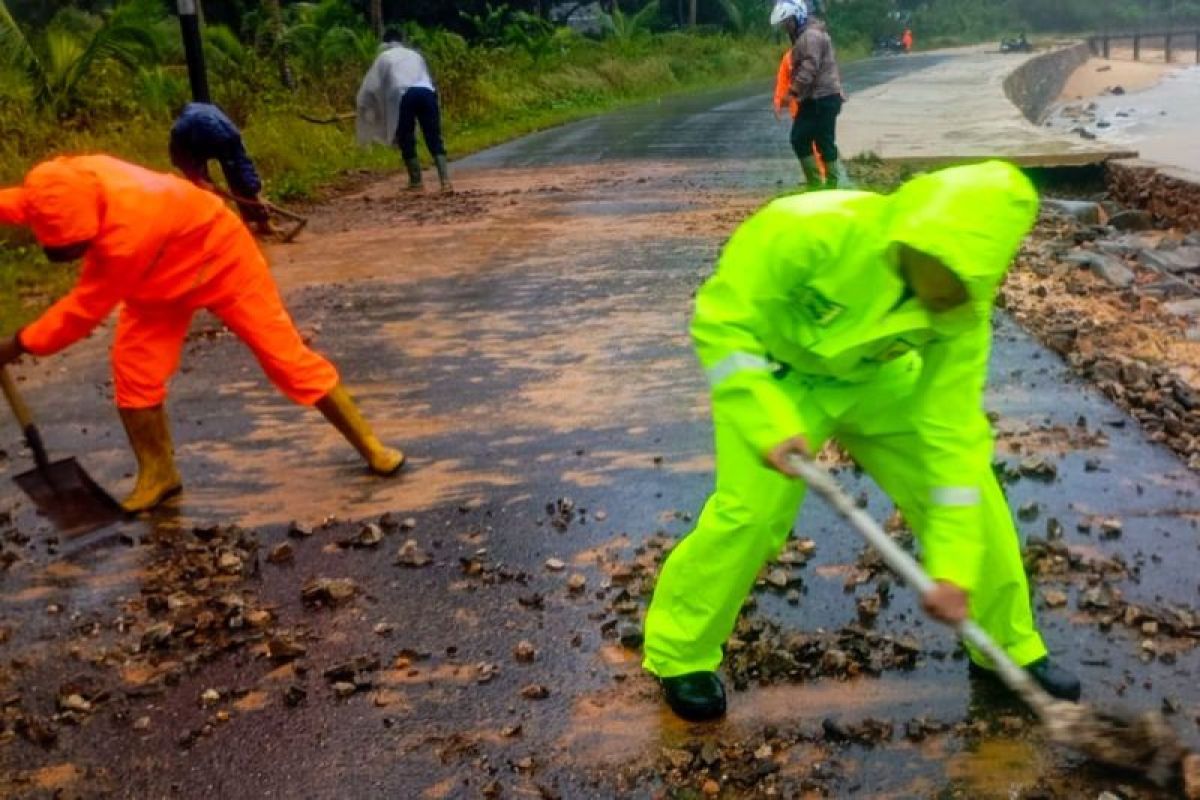 BPBD Kepulauan Anambas bersihkan sampah jalan akibat banjir rob