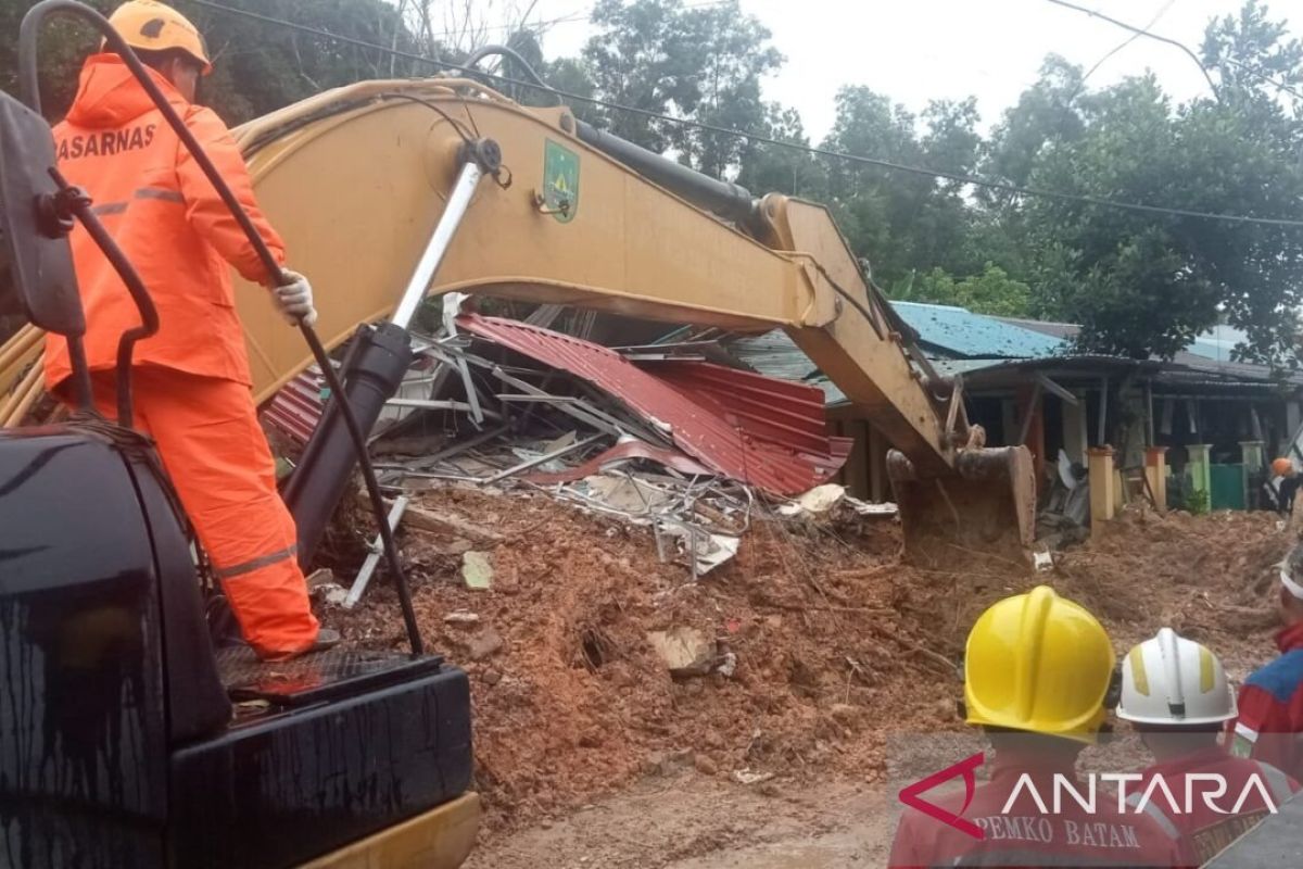 Masih ada satu korban longsor di Batam hilang dalam pencarian