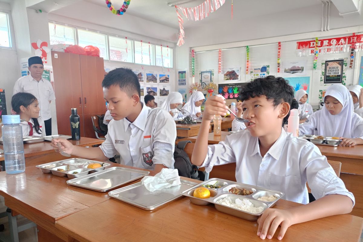 Curhat siswa SD di Jaktim saat dapat makan bergizi gratis pertama kali