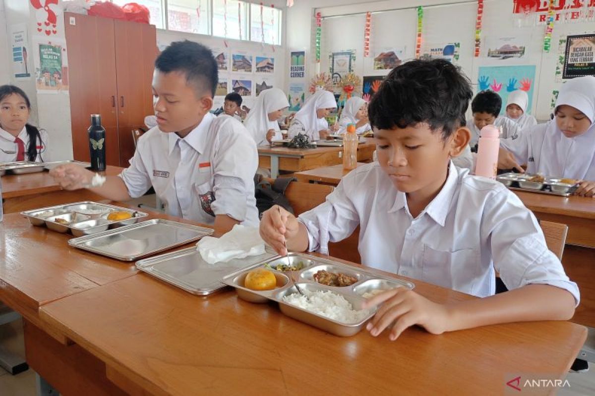 Kepala Sekolah SDN 14 Duren Sawit berharap program MBG terus berlanjut