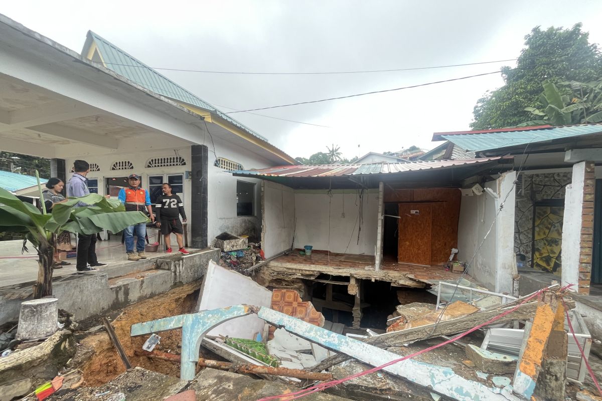 8 rumah di Bukit Jodoh Batam rusak terdampak tanah longsor