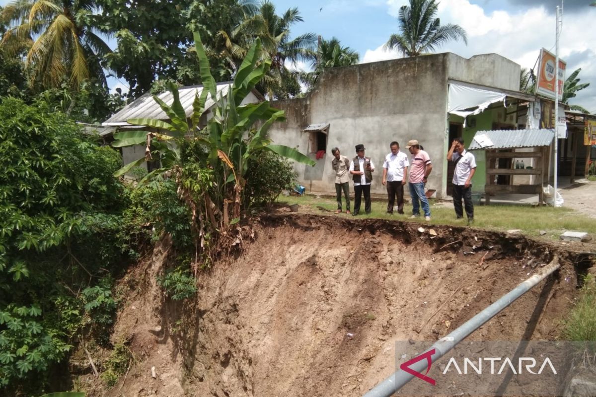 BPBD OKU Timur pasang rambu  di lokasi longsor