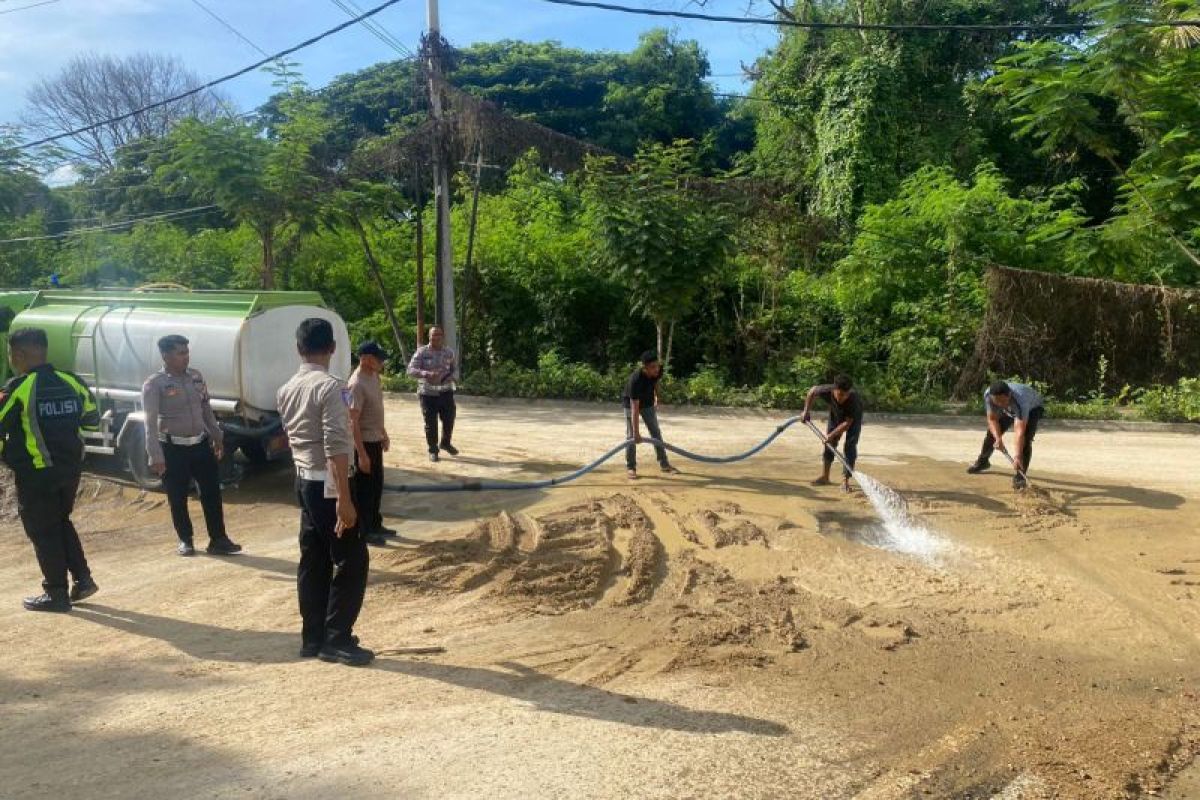 Polres Mabar bersihkan material lumpur di jalan akibat hujan