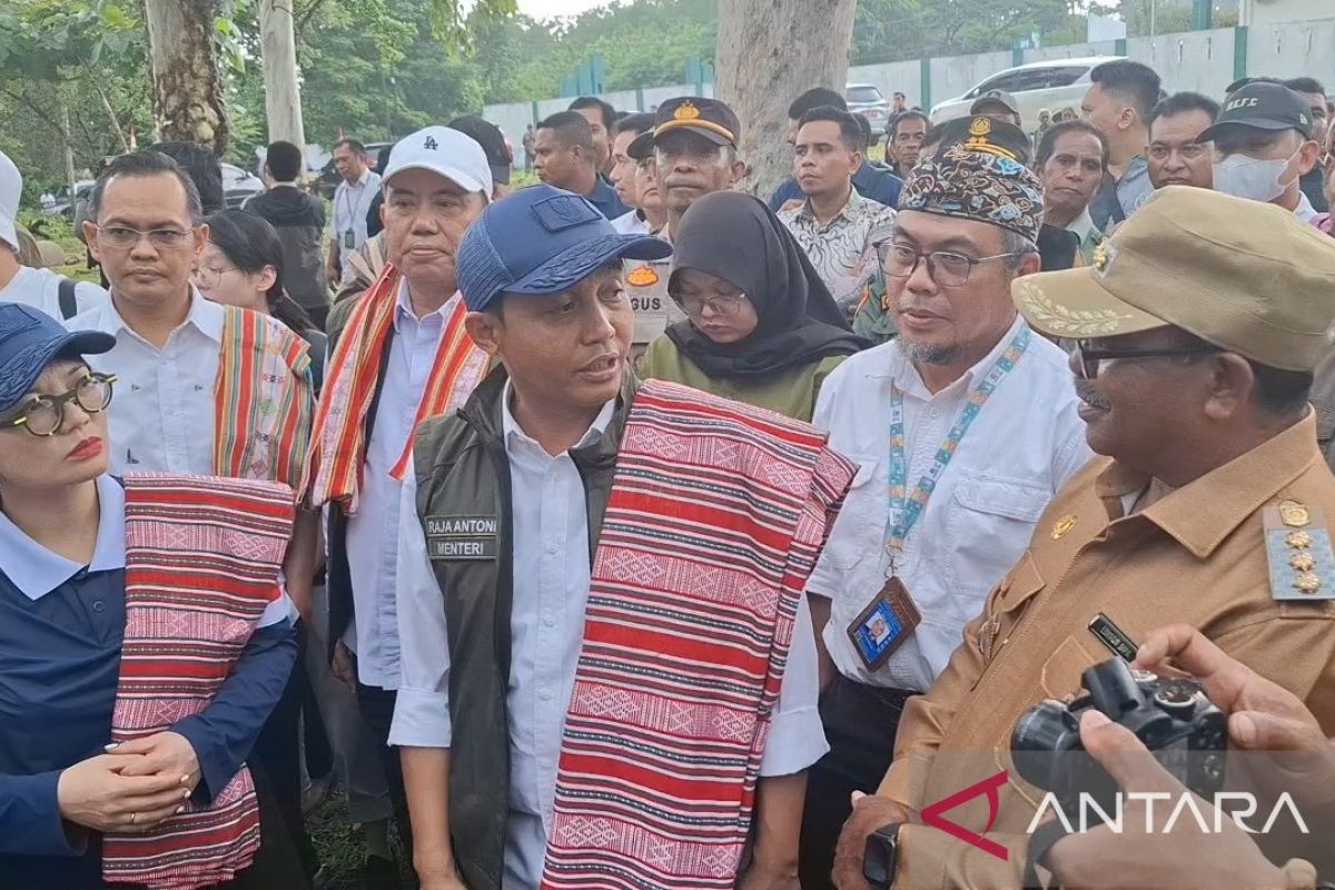 Menhut dan Wamendiktisaintek cek lokasi pembangunan SMA Garuda di NTT