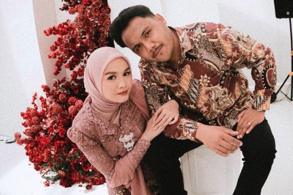 Salma akhirnya resmi bertunangan dengan Dimansyah, hari patah hati nasional untuk 