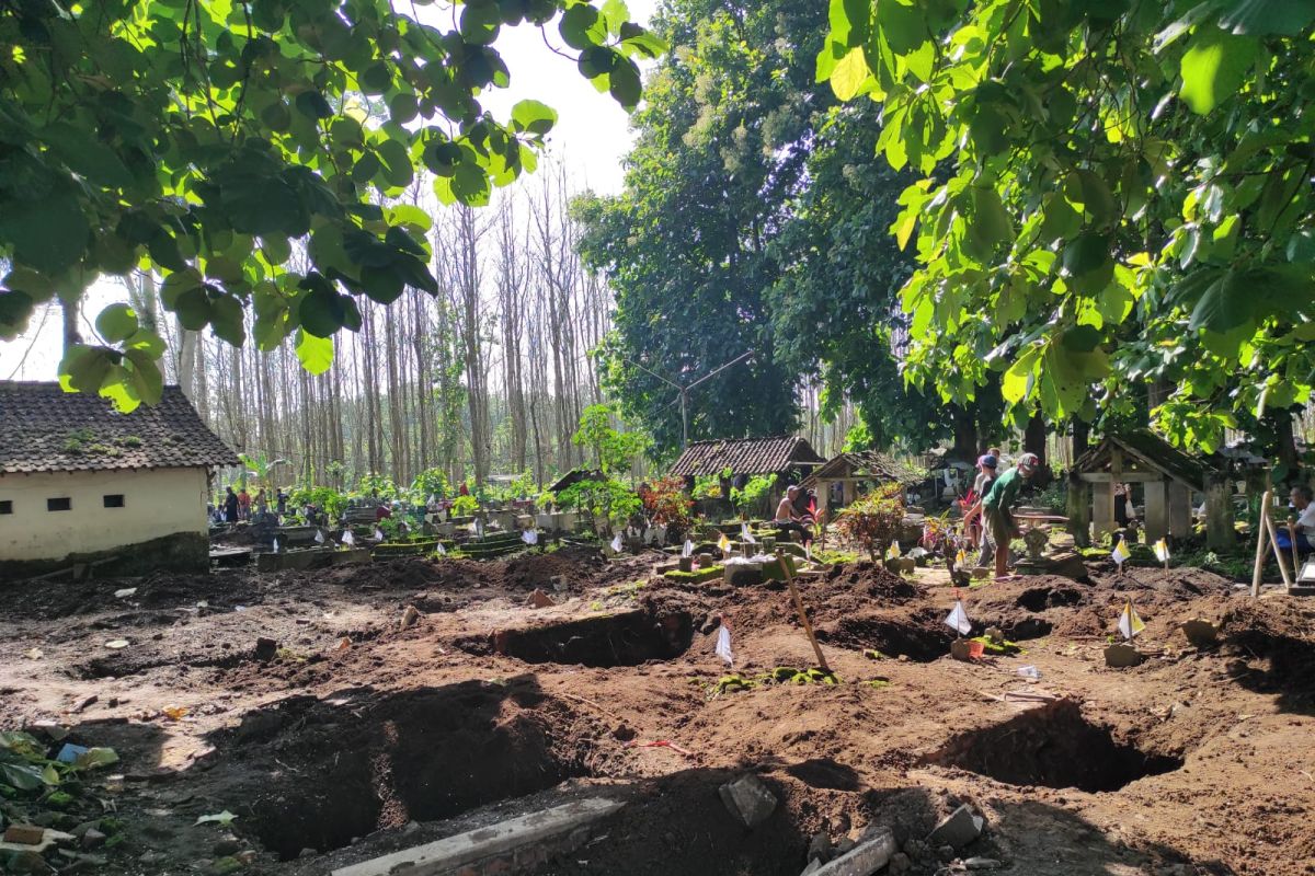 Ratusan makam di Blitar dibongkar untuk jalan layang