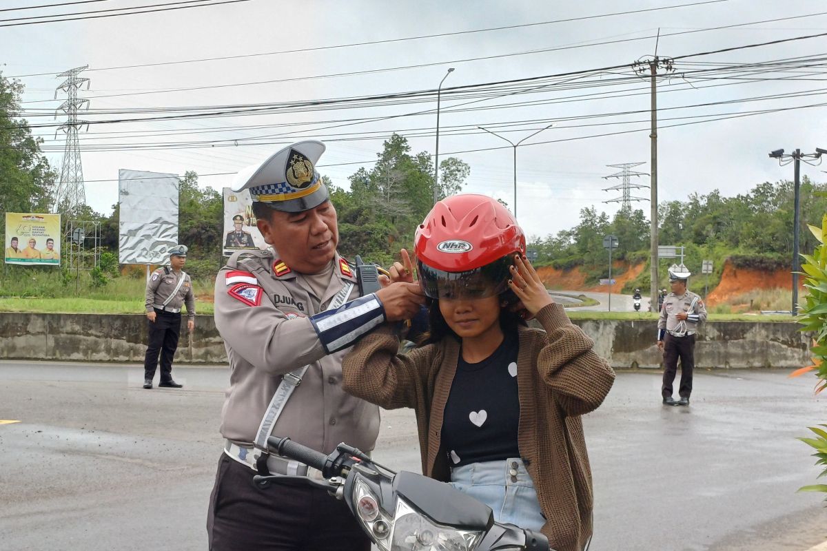 Polisi bagikan helm gratis kepada puluhan pengendara di Bintan