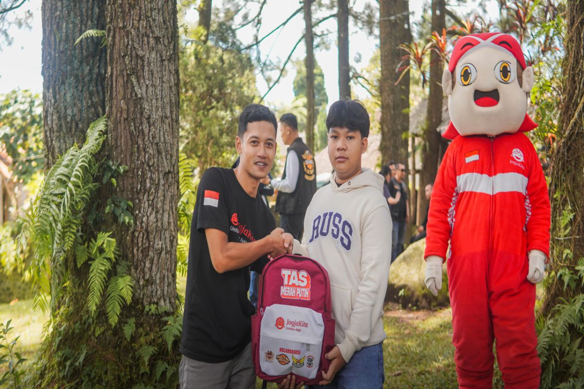 JogjaKita gelar aksi sosial bagikan tas Merah Putih untuk anak yatim