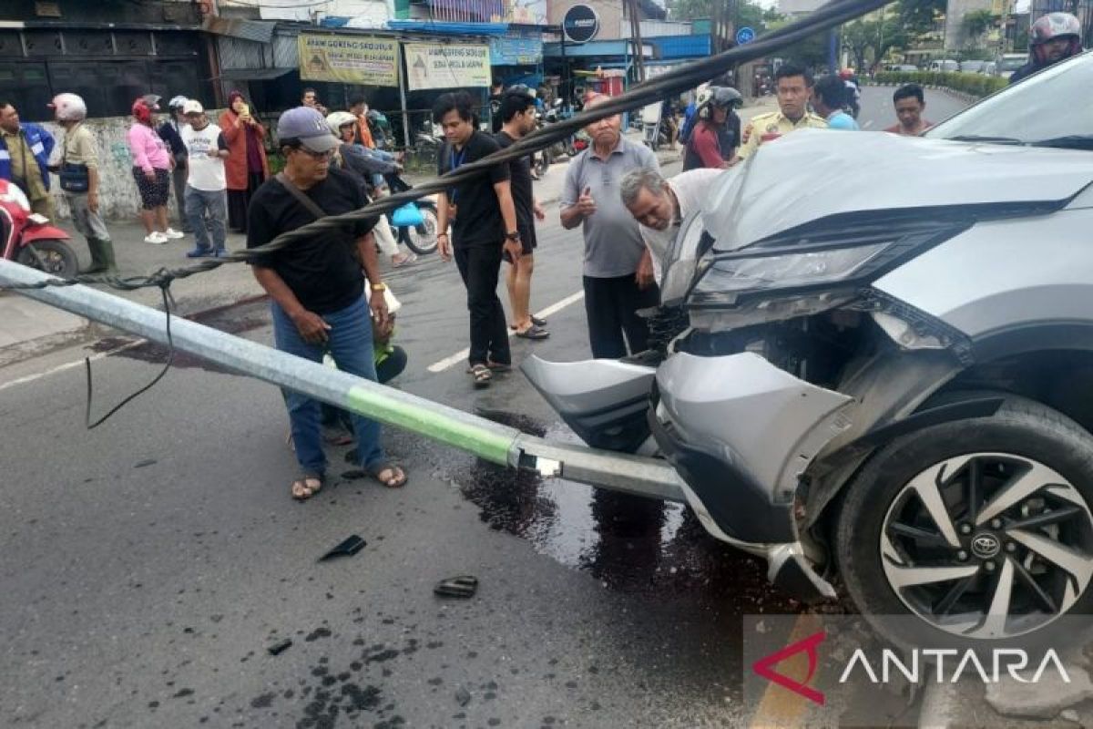 Mobil tabrak tiang lampu di Kayu Tangi