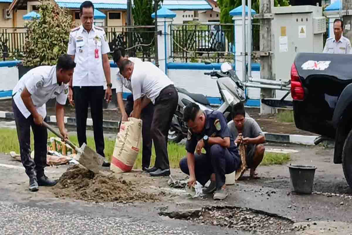 Cegah kecelakaan, Dishub Barsel perbaiki jalan berlubang di kawasan perkantoran