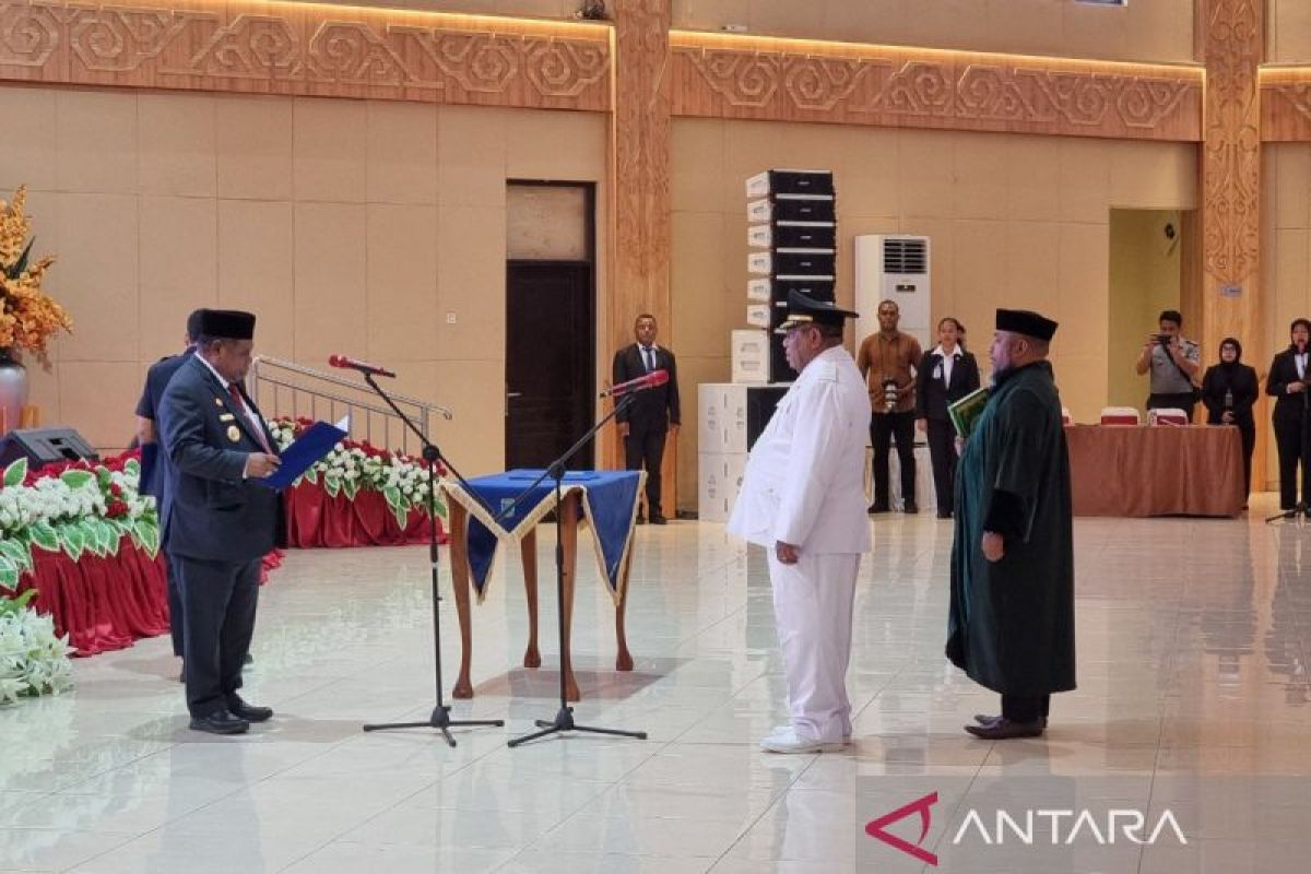 Ali Baham lantik Matret Kokop jadi Bupati Teluk Bintuni