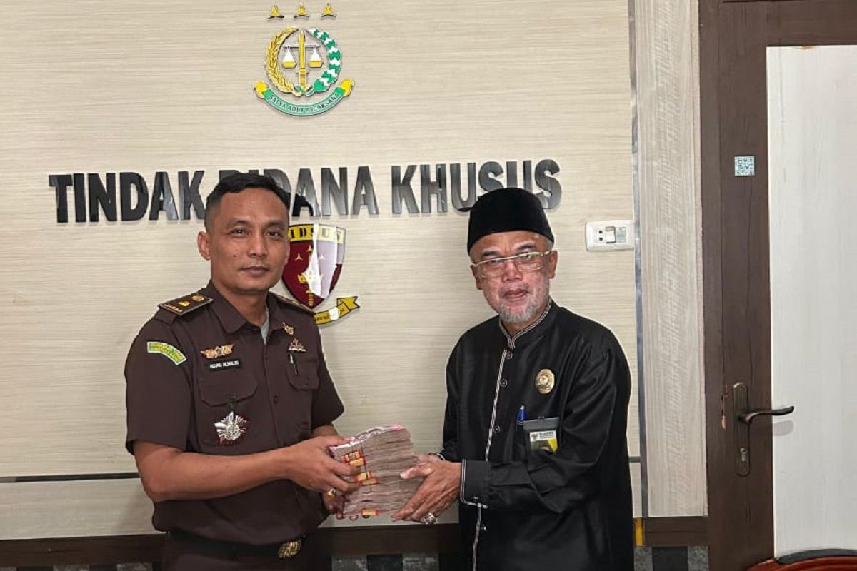 Kejari Pasaman serahkan Barang Bukti sitaan Rp151 juta ke Baznas Pasaman