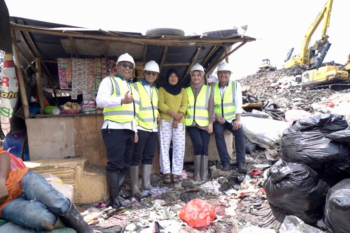 Stafsus Wapres tinjau program Pemberdayaan PNM di TPST Bantar Gebang