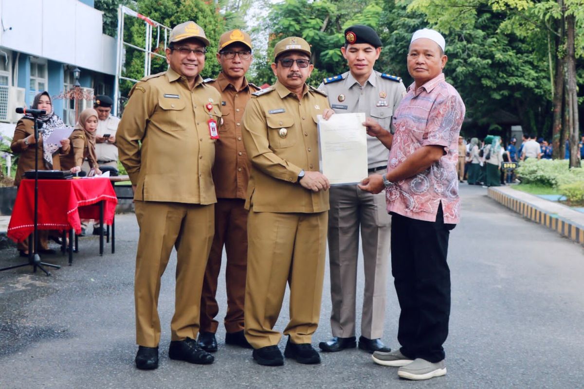 Wabup Banjar serahkan sertifikat tanah bagi nelayan