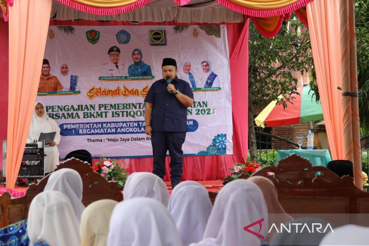 Hadiri pengajian BKMT, Bupati Dolly Pasaribu ajak warga perkuat ibadah di Bulan Rajab