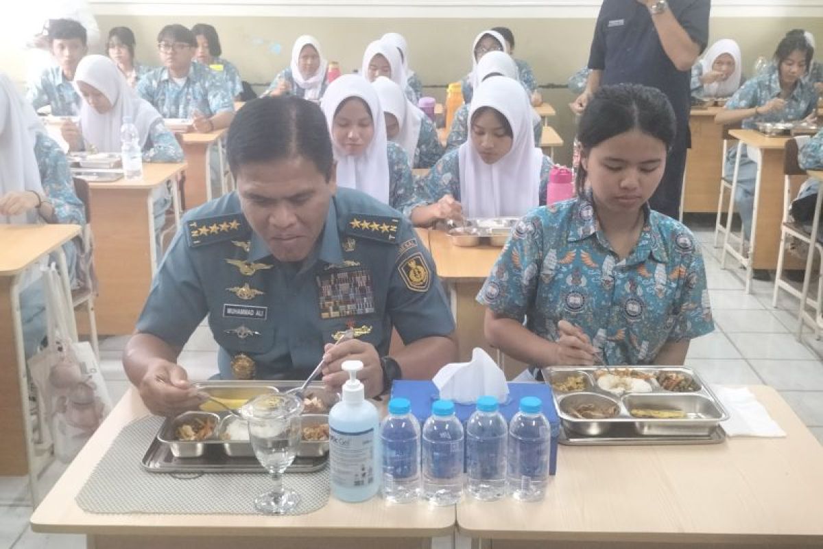 KSAL menyantap makanan bergizi gratis dengan siswa SMA Hang Tuah